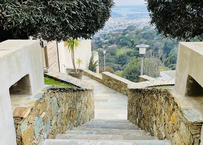 Casa La Vista Homestay *